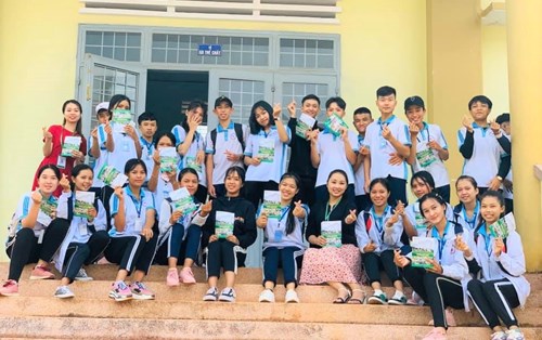 Thầy cô Đại học Đông Á “vẽ” một mùa hè thật khác tại các trường THPT